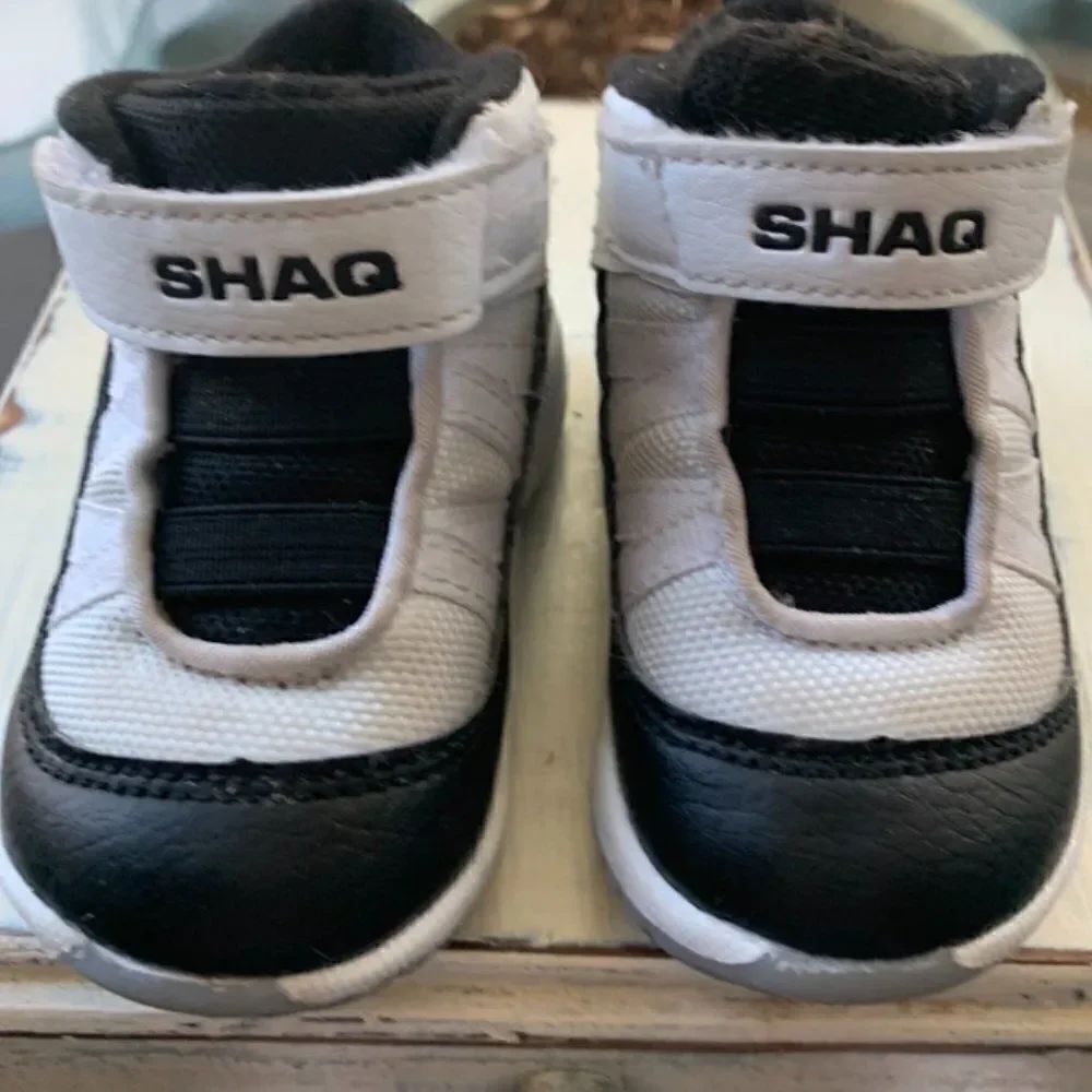 Shaq Black and White Size 4 High Top